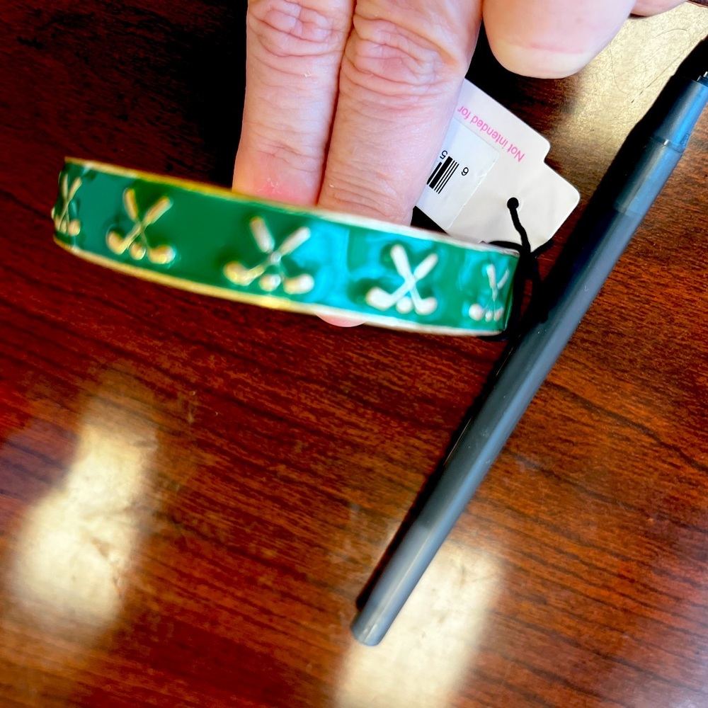 Beautiful golf bracelet. Excellent quality Green with gold embossed golf clubs.